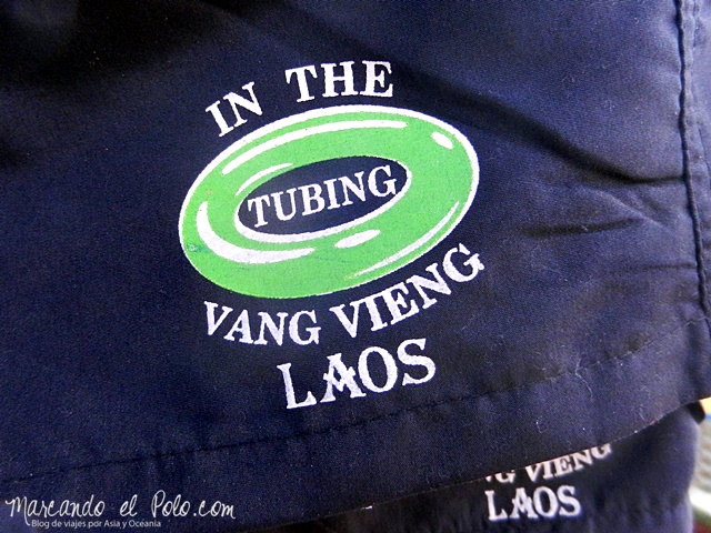 Remera que dice "In the tubing"